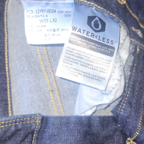 Women's cut off Levi Shorts - Picture 4 of 6